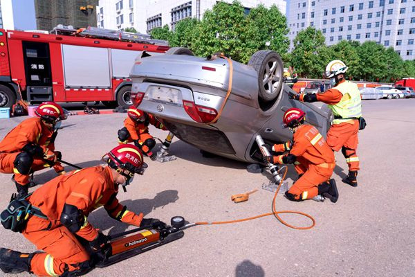 高速汽车爆胎救援快速上门ayx爱游戏app楚雄州(图1)